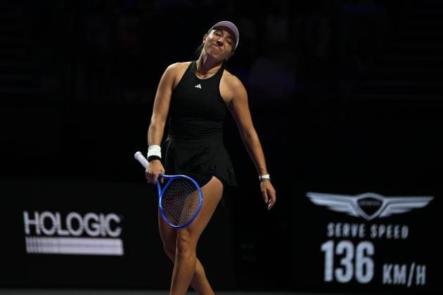 WTA, Tennis Damen Finals 2025 in Riyadh - Day Four RIYADH, SAUDI ARABIA - NOVEMBER 4: Jessica Pegula of the United States gestures against Aryna Sabalenka (not seen) during their second group-stage match on Day 4 of the 2025 WTA Finals, part of the Hologic WTA Tour, at King Saud University Indoor Arena in Riyadh, Saudi Arabia, on November 4, 2025. Artur Widak Anadolu Riyadh Saudi Arabia. Editorial use only. Please get in touch for any other usage.  Copyright: x2025xAnadoluxArturxWidakx