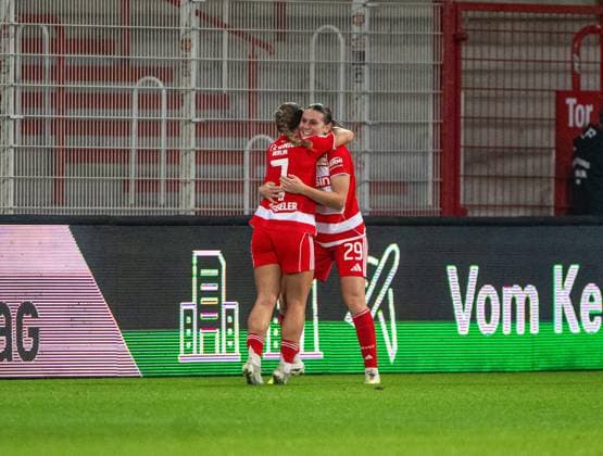 Fußball, Frauen, Saison 2025 2026, Google Pixel Frauen-Bundesliga (9. Spieltag), 1. FC Union Berlin - VfL Wolfsburg, v. l. Lisa Heiseler (1. FC Union), Antonia Halverkamps (1. FC Union), Jubel nach Tor zum 1:0, 04.11. 2025, Copyright: xMatthiasxKochx