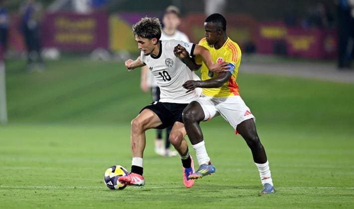 Fussball, Junioren U 17 WM 2025 Doha Katar Vorrunde 04.11.2025 Gruppe G Deutschland - Kolumbien Eba Bekir Is (li, Deutschland) gegen Cristian Orozco (re, Kolumbien)