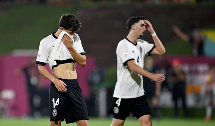 Fussball, Junioren U 17 WM 2025 Doha Katar Vorrunde 04.11.2025 Gruppe G Deutschland - Kolumbien Toni Langsteiner (li, Deutschland) mit Elias Vali Fard (re, Deutschland)
