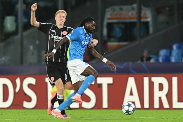 Andre Frank Zambo Anguissa of SSC Napoli competes for the ball with Hugo Larsson during the Uefa Champions League match between SSC Napoli vs Eintracht Frankfurt at Diego Armndo Maradona Stadium  Copyright: xDaniloxGemito IPAxSportx xipa-agency.netx xx IPA_67523022 IPA_Agency_IPA67523022