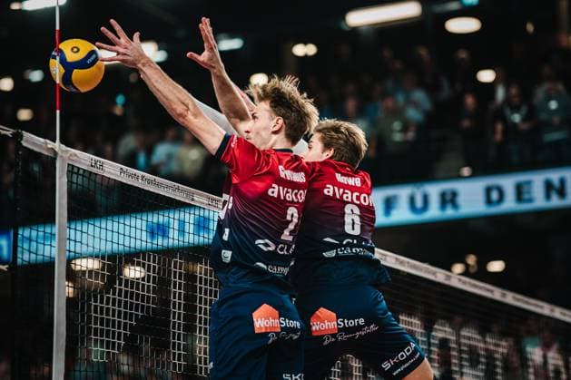 VBL: SVG Lüneburg vs. VfB Friedrichshafen 04.11.2025 Jackson Howe (SVG Lüneburg, 6) und Daniel Gruvaeus (SVG Lüneburg, 2) am Block; Volleyball Bundesliga, 5. Spieltag: SVG Lüneburg vs. VfB Friedrichshafen am 04.11.2025 in der LKH-Arena, Lüneburg Copyright: xBEAUTIFULxSPORTS Tonhäuserx