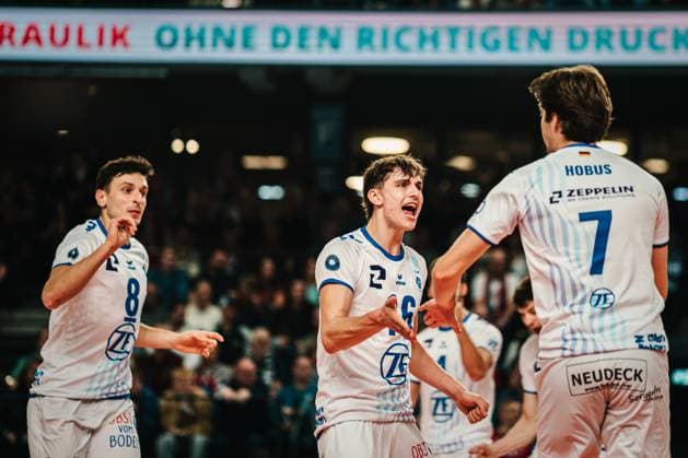 VBL: SVG Lüneburg vs. VfB Friedrichshafen 04.11.2025 Simon Kohn (16, VfB Friedrichshafen) reut sich mit seinen Teamkollegen; Volleyball Bundesliga, 5. Spieltag: SVG Lüneburg vs. VfB Friedrichshafen am 04.11.2025 in der LKH-Arena, Lüneburg Copyright: xBEAUTIFULxSPORTS Tonhäuserx