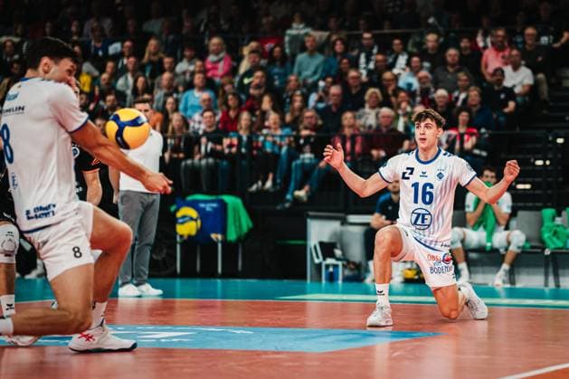 VBL: SVG Lüneburg vs. VfB Friedrichshafen 04.11.2025 Simon Kohn (16, VfB Friedrichshafen) guckt Aleksa Batak (8, VfB Friedrichshafen) an, wie er den Ball annimmt; Volleyball Bundesliga, 5. Spieltag: SVG Lüneburg vs. VfB Friedrichshafen am 04.11.2025 in der LKH-Arena, Lüneburg Copyright: xBEAUTIFULxSPORTS Tonhäuserx