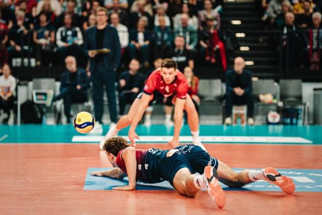 VBL: SVG Lüneburg vs. VfB Friedrichshafen 04.11.2025 Joscha Kunstmann (SVG Lüneburg, 7) versucht an den Ball zu kommen; Volleyball Bundesliga, 5. Spieltag: SVG Lüneburg vs. VfB Friedrichshafen am 04.11.2025 in der LKH-Arena, Lüneburg Copyright: xBEAUTIFULxSPORTS Tonhäuserx