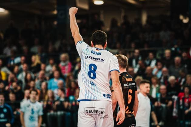 VBL: SVG Lüneburg vs. VfB Friedrichshafen 04.11.2025 Aleksa Batak (8, VfB Friedrichshafen) ballt die Faust; Volleyball Bundesliga, 5. Spieltag: SVG Lüneburg vs. VfB Friedrichshafen am 04.11.2025 in der LKH-Arena, Lüneburg Copyright: xBEAUTIFULxSPORTS Tonhäuserx