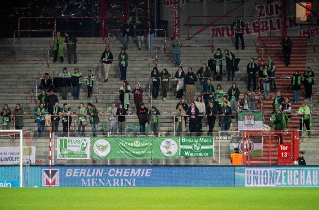 Fußball, Frauen, Saison 2025 2026, Google Pixel Frauen-Bundesliga (9. Spieltag), 1. FC Union Berlin - VfL Wolfsburg, Fans von Wolfsburg im Gästeblock, 04.11. 2025, Copyright: xMatthiasxKochx