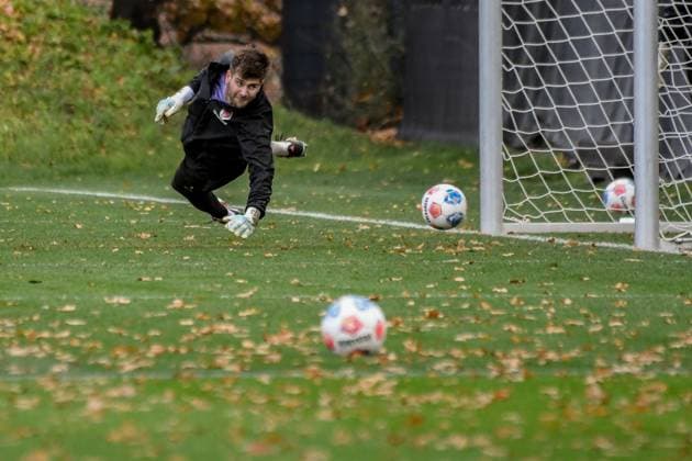 Ben Voll ( Pauli ) am Ball Deutschland , Hamburg , Trainingsgelände an der Kollaustrasse , Fussball , 1. Bundesliga , Training des FC St Pauli