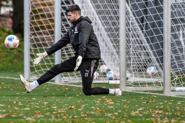 Nikola Vasilj ( Pauli ) am Ball Deutschland , Hamburg , Trainingsgelände an der Kollaustrasse , Fussball , 1. Bundesliga , Training des FC St Pauli