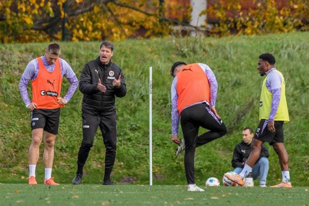 Hauke Wahl Trainer Alexander Blessin spricht zu den Spielern ( Pauli ) Deutschland , Hamburg , Trainingsgelände an der Kollaustrasse , Fussball , 1. Bundesliga , Training des FC St Pauli