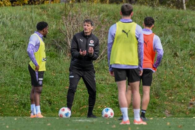 Oladapo Afolayan Trainer Alexander Blessin ( Pauli ) Deutschland , Hamburg , Trainingsgelände an der Kollaustrasse , Fussball , 1. Bundesliga , Training des FC St Pauli