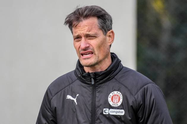 Trainer Alexander Blessin ( Pauli ) Deutschland , Hamburg , Trainingsgelände an der Kollaustrasse , Fussball , 1. Bundesliga , Training des FC St Pauli