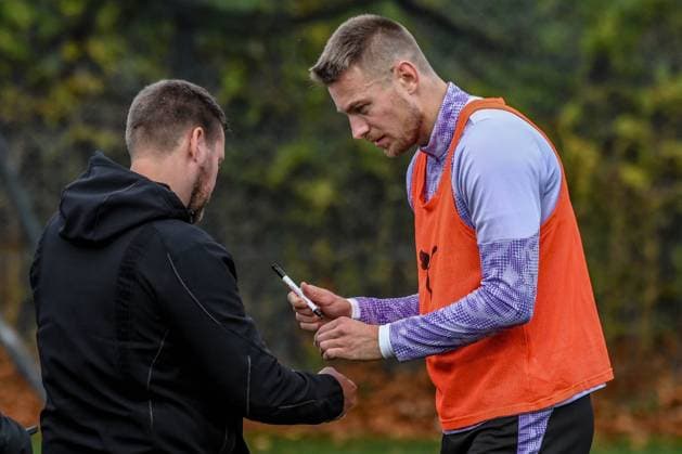 Hauke Wahl ( Pauli ) gibt Autogramme Deutschland , Hamburg , Trainingsgelände an der Kollaustrasse , Fussball , 1. Bundesliga , Training des FC St Pauli