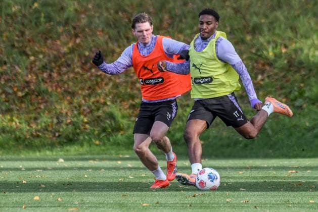 Fin Stevens Oladapo Afolayan ( Pauli ) Deutschland , Hamburg , Trainingsgelände an der Kollaustrasse , Fussball , 1. Bundesliga , Training des FC St Pauli