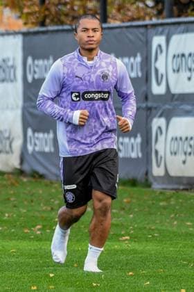 Joel Chima Fujita ( Pauli ) macht Lauftraining in Socken Deutschland , Hamburg , Trainingsgelände an der Kollaustrasse , Fussball , 1. Bundesliga , Training des FC St Pauli