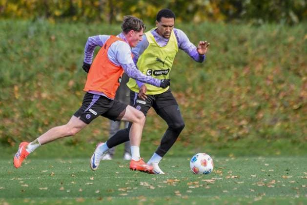 Fin Stevens Hountondji Andréas ( Pauli ) am Ball Deutschland , Hamburg , Trainingsgelände an der Kollaustrasse , Fussball , 1. Bundesliga , Training des FC St Pauli