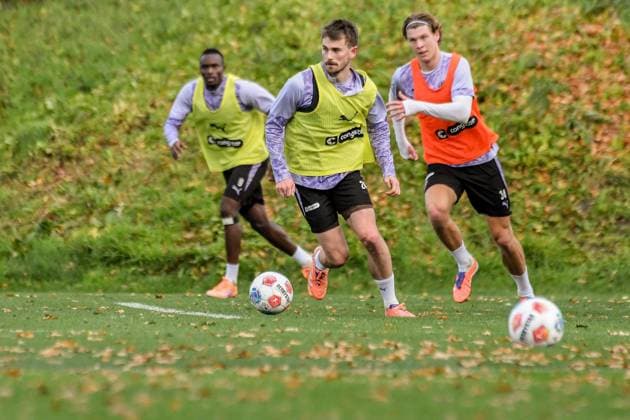 Connor Metcalfe Jannik Robatsch ( Pauli ) am Ball Deutschland , Hamburg , Trainingsgelände an der Kollaustrasse , Fussball , 1. Bundesliga , Training des FC St Pauli