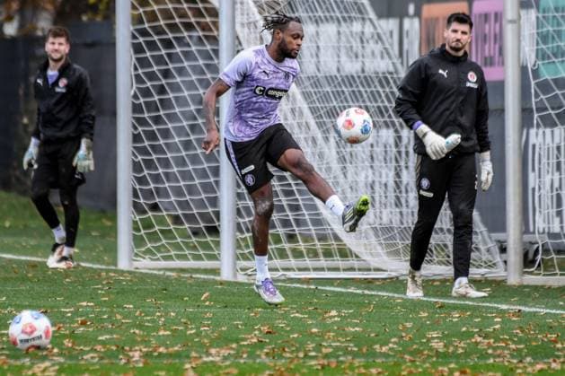 Ricky-Jade Jones ( Pauli ) am Ball Deutschland , Hamburg , Trainingsgelände an der Kollaustrasse , Fussball , 1. Bundesliga , Training des FC St Pauli