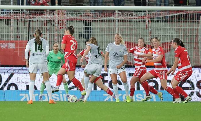 Anna Weiß blockt den Schuß von Janina Minge Zweikampf Spielszene Aktion Fußball Fussball Damen Frauen Bundesliga 9. Spieltag Saison 2025 2026 04.11.2025 1.FC Union Berlin vs. VfL Wolfsburg WOB DFL regulations prohibit any use of photographs as image sequences and or quasi-video