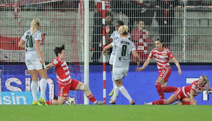 Tomke Schneider blockt den Schuß von Lena Lattwein Zweikampf Spielszene Aktion Fußball Fussball Damen Frauen Bundesliga 9. Spieltag Saison 2025 2026 04.11.2025 1.FC Union Berlin vs. VfL Wolfsburg WOB DFL regulations prohibit any use of photographs as image sequences and or quasi-video