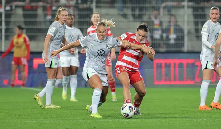 Guro Bergsvand im Zweikampf mit Lisa Heiseler Aktion Spielszene Fußball Fussball Damen Frauen Bundesliga 9. Spieltag Saison 2025 2026 04.11.2025 1.FC Union Berlin vs. VfL Wolfsburg WOB DFL regulations prohibit any use of photographs as image sequences and or quasi-video