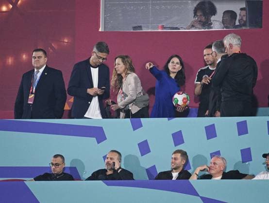 Fussball, Junioren U 17 WM 2025 Doha Katar Vorrunde 04.11.2025 Gruppe G Deutschland - Kolumbien Praesidentin der UN-Vollversammlung, Annalena Baerbock (4. li) mit Ball auf der VIP Tribuene, Oliver Owcza (2.v.li, Deutscher Botschafter in Katar)