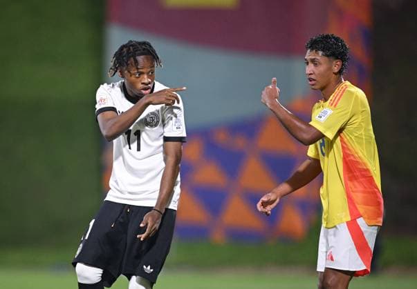 Fussball, Junioren U 17 WM 2025 Doha Katar Vorrunde 04.11.2025 Gruppe G Deutschland - Kolumbien Wisdom Mike (li, Deutschland) gegen Juan Catano (re, Kolumbien)