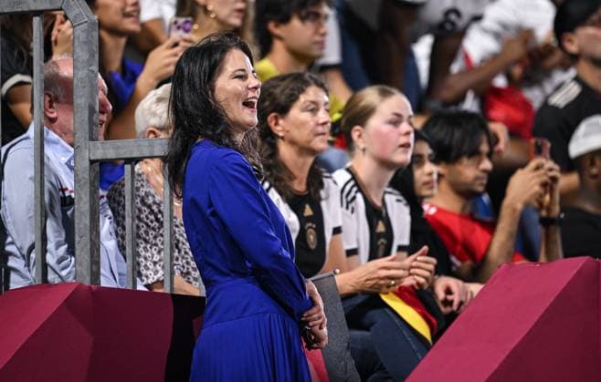 Fussball, Junioren U 17 WM 2025 Doha Katar Vorrunde 04.11.2025 Gruppe G Deutschland - Kolumbien Praesidentin der UN-Vollversammlung, Annalena Baerbock schaut mit deutschen Fans die letzten Minuten des Spiel