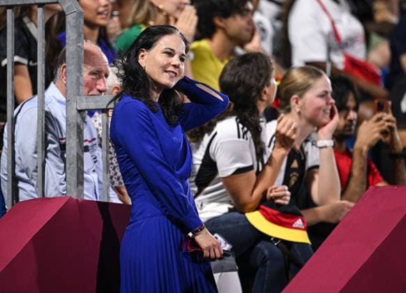 Fussball, Junioren U 17 WM 2025 Doha Katar Vorrunde 04.11.2025 Gruppe G Deutschland - Kolumbien Praesidentin der UN-Vollversammlung, Annalena Baerbock schaut mit deutschen Fans die letzten Minuten des Spiel