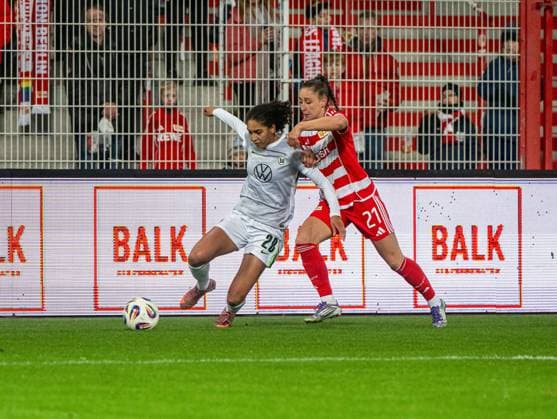 Fußball, Frauen, Saison 2025 2026, Google Pixel Frauen-Bundesliga (9. Spieltag), 1. FC Union Berlin - VfL Wolfsburg, v. l. Cora Zicai (Wolfsburg), Anna Weiß (1. FC Union), 04.11. 2025, Copyright: xMatthiasxKochx