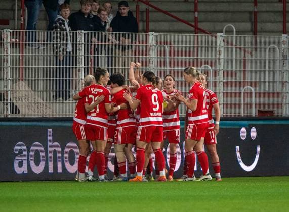 Fußball, Frauen, Saison 2025 2026, Google Pixel Frauen-Bundesliga (9. Spieltag), 1. FC Union Berlin - VfL Wolfsburg, v. l. Judith Steinert (1. FC Union), Anna Weiß (1. FC Union), Antonia Halverkamps (1. FC Union), Tomke Schneider (1. FC Union), Sophie Weidauer (1. FC Union), Eileen Campbell (1. FC Union), Samantha Steuerwald (1. FC Union), Dina Orschmann (1. FC Union), Jubel nach Tor zum 1:0, 04.11. 2025, Copyright: xMatthiasxKochx