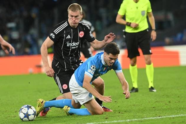 Rasmus Kristensen of Eintracht Frankfurt competes for the ball with Miguel Gutierrez during the Uefa Champions League match between SSC Napoli vs Eintracht Frankfurt at Diego Armndo Maradona Stadium  Copyright: xDaniloxGemito IPAxSportx xipa-agency.netx xx IPA_67524322 IPA_Agency_IPA67524322