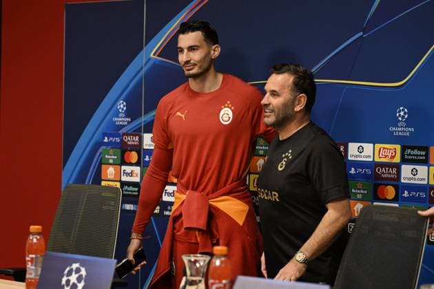 AMSTERDAM - Goalkeeper Ugurcan Cakir and Galatasaray coach Okan Buruk during the MD-1 press conference, PK, Pressekonferenz before the Champions League match against Ajax at the Johan Cruijff ArenA on November 4, 2025, in Amsterdam, Netherlands. ANP OLAF KRAAK UEFA Champions League 2025 2026 xVIxANPxSportx xxANPxIVx 541232358 originalFilename: 541232358.jpg