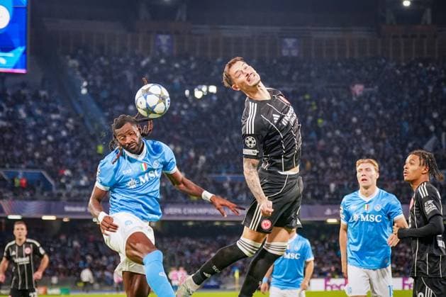 Fussball UEFA Champions-League 2025 26, 4. Spieltag - SSC Neapel vs Eintracht Frankfurt - Stadio Diego Armando Maradona (Napoli): Robin Koch (Eintracht Frankfurt, 4) Frank Anguissa (Neapel, 99) Neapel Metropolitanstadt Neapel Italien Copyright: xJOERANxSTEINSIEKx