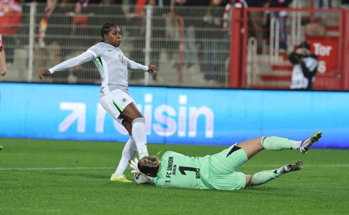 Lineth Beerensteyn, Torwart Cara Bösl Zweikampf Spielszene Aktion Fußball Fussball Damen Frauen Bundesliga 9. Spieltag Saison 2025 2026 04.11.2025 1.FC Union Berlin vs. VfL Wolfsburg WOB DFL regulations prohibit any use of photographs as image sequences and or quasi-video