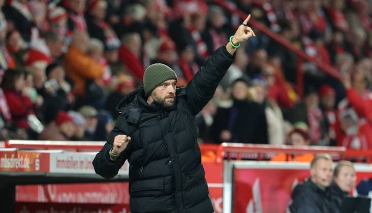 Trainer Stephan Lerch zeigend, gestikulierend Aktion Oberkörper Fußball Fussball Damen Frauen Bundesliga 9. Spieltag Saison 2025 2026 04.11.2025 1.FC Union Berlin vs. VfL Wolfsburg WOB DFL regulations prohibit any use of photographs as image sequences and or quasi-video