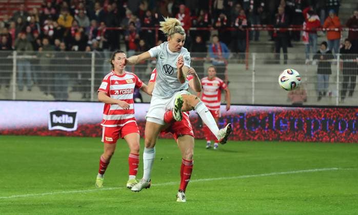 Lena Lattwein erzielt das Tor zum 1:1 Ausgleich Zweikampf Spielszene Aktion Fußball Fussball Damen Frauen Bundesliga 9. Spieltag Saison 2025 2026 04.11.2025 1.FC Union Berlin vs. VfL Wolfsburg WOB DFL regulations prohibit any use of photographs as image sequences and or quasi-video