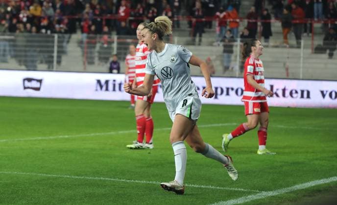 Lena Lattwein jubelt nach 1:1 Ausgleich Freude Emotion Jubel Fußball Fussball Damen Frauen Bundesliga 9. Spieltag Saison 2025 2026 04.11.2025 1.FC Union Berlin vs. VfL Wolfsburg WOB DFL regulations prohibit any use of photographs as image sequences and or quasi-video