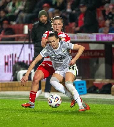 Fußball, Frauen, Saison 2025 2026, Google Pixel Frauen-Bundesliga (9. Spieltag), 1. FC Union Berlin - VfL Wolfsburg, v. l. Dina Orschmann (1. FC Union), Joelle Wedemeyer (Wolfsburg), 04.11. 2025, Copyright: xMatthiasxKochx