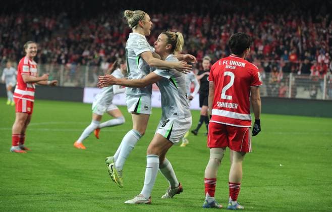 Lena Lattwein jubelt nach 1:1 Ausgleich mit Svenja Huth Freude Emotion Jubel Fußball Fussball Damen Frauen Bundesliga 9. Spieltag Saison 2025 2026 04.11.2025 1.FC Union Berlin vs. VfL Wolfsburg WOB DFL regulations prohibit any use of photographs as image sequences and or quasi-video