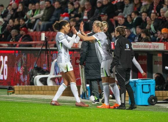 Fußball, Frauen, Saison 2025 2026, Google Pixel Frauen-Bundesliga (9. Spieltag), 1. FC Union Berlin - VfL Wolfsburg, v. l. Cora Zicai (Wolfsburg), Alexandra Popp (Wolfsburg), 04.11. 2025, Copyright: xMatthiasxKochx