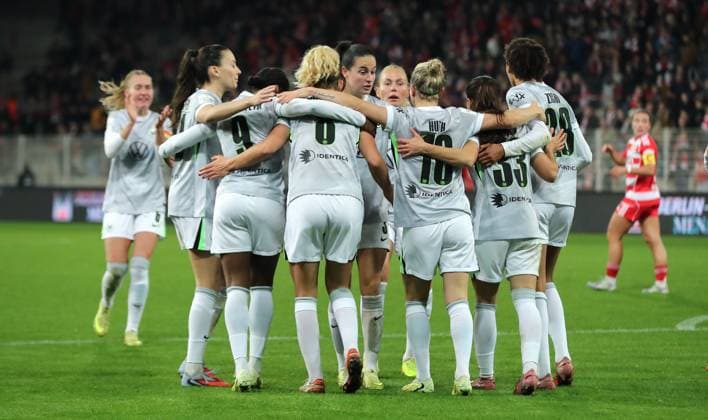 Lena Lattwein (Nr.8) jubelt nach 1:1 Ausgleich mit Teamkolleginnen Freude Emotion Jubel Fußball Fussball Damen Frauen Bundesliga 9. Spieltag Saison 2025 2026 04.11.2025 1.FC Union Berlin vs. VfL Wolfsburg WOB DFL regulations prohibit any use of photographs as image sequences and or quasi-video