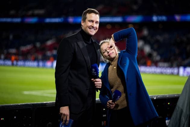UEFA Champions League: FC Paris Saint-Germain - FC Bayern München; 04.11.2025 Sebastian Benesch (Field Reporter amazon Prime) und Tabea Kemme (TV Expertin amazon Prime) posieren vor ihrer Schalte PARIS, FRANKREICH 4. NOVEMBER: UEFA Champions League Spieltag 4, FC Paris Saint-Germain vs FC Bayern München, Parc des Princes am 04.11..2025 Copyright: xBEAUTIFULxSPORTS Wunderlx