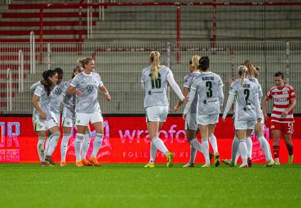 Fußball, Frauen, Saison 2025 2026, Google Pixel Frauen-Bundesliga (9. Spieltag), 1. FC Union Berlin - VfL Wolfsburg, v. l. Alexandra Popp (Wolfsburg), Camilla Küver (Wolfsburg), Lena Lattwein (Wolfsburg), Caitlin Dijkstra (Wolfsburg), Thea Bjelde (Wolfsburg), Jubel nach Tor zum 1:2, 04.11. 2025, Copyright: xMatthiasxKochx