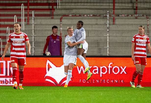 Fußball, Frauen, Saison 2025 2026, Google Pixel Frauen-Bundesliga (9. Spieltag), 1. FC Union Berlin - VfL Wolfsburg, v. l. Alexandra Popp (Wolfsburg), Lineth Beerensteyn (Wolfsburg), Jubel nach Tor zum 1:2, 04.11. 2025, Copyright: xMatthiasxKochx