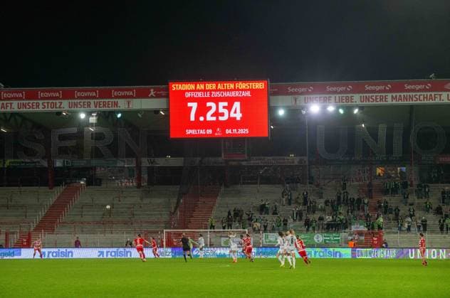Fußball, Frauen, Saison 2025 2026, Google Pixel Frauen-Bundesliga (9. Spieltag), 1. FC Union Berlin - VfL Wolfsburg, Anzeigetafel mit Zuschauerzahl. 7254, 04.11. 2025, Copyright: xMatthiasxKochx