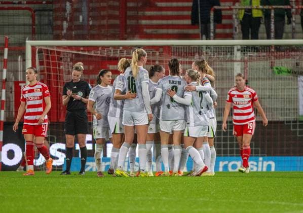 Fußball, Frauen, Saison 2025 2026, Google Pixel Frauen-Bundesliga (9. Spieltag), 1. FC Union Berlin - VfL Wolfsburg, Wolfsburger Jubel nach Tor zum 1:3 durch Smilla Vallotto (Wolfsburg), 04.11. 2025, Copyright: xMatthiasxKochx