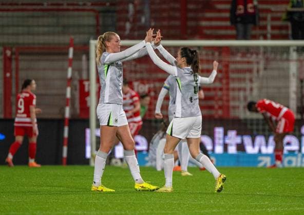Fußball, Frauen, Saison 2025 2026, Google Pixel Frauen-Bundesliga (9. Spieltag), 1. FC Union Berlin - VfL Wolfsburg, v. l. Camilla Küver (Wolfsburg), Caitlin Dijkstra (Wolfsburg), Jubel nach Tor zum 1:3, 04.11. 2025, Copyright: xMatthiasxKochx