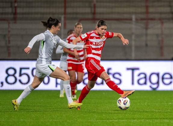 Fußball, Frauen, Saison 2025 2026, Google Pixel Frauen-Bundesliga (9. Spieltag), 1. FC Union Berlin - VfL Wolfsburg, v. l. Caitlin Dijkstra (Wolfsburg), Eileen Campbell (1. FC Union), 04.11. 2025, Copyright: xMatthiasxKochx