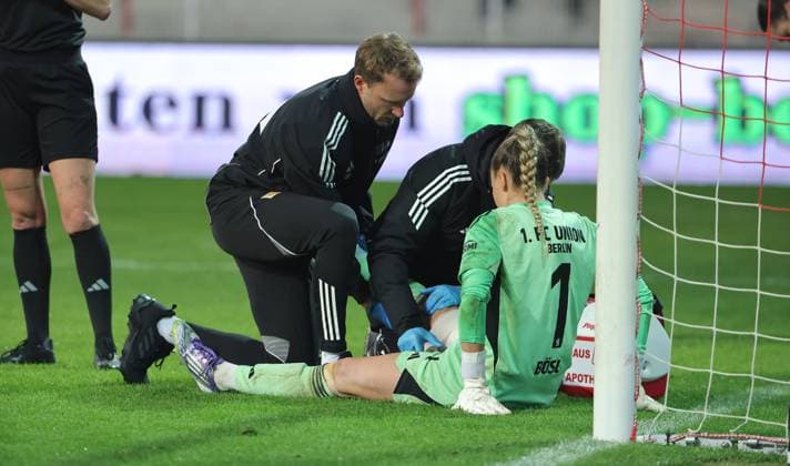 Torwart Cara Bösl wird verletzt behandelt und ausgewechselt Verletzung Fußball Fussball Damen Frauen Bundesliga 9. Spieltag Saison 2025 2026 04.11.2025 1.FC Union Berlin vs. VfL Wolfsburg WOB DFL regulations prohibit any use of photographs as image sequences and or quasi-video